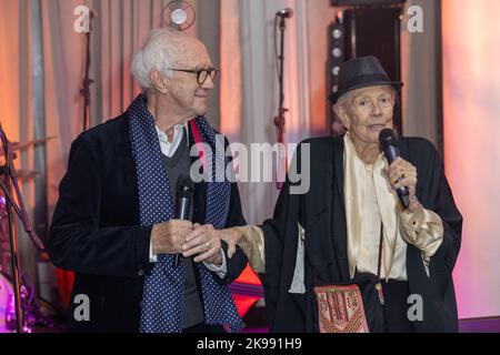 London, UK. 26th Oct, 2022. Dame Vanessa Redgrave receives the Raindance Icon Award from Sir Jonathan Pryce at the Raindance Film Festival 30th Anniversary opening Gala at the Waldorf Hilton Hotel in London. (Photo by Phil Lewis/SOPA Images/Sipa USA) Credit: Sipa USA/Alamy Live News Stock Photo