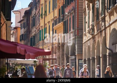 Pisa, Tuscany, Italy, shoppers shopping in the town centre Stock Photo