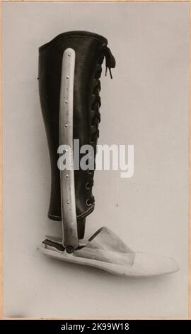 Photography from 'An account of manufacturing at the State Railway's prosthetic workshop in Nässjö', 1932. Visar manufactured foot prosthesis. Stock Photo