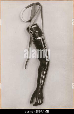 Photography from 'An account of manufacturing at the State Railway's prosthetic workshop in Nässjö', 1932. Visa production of arm prosthesis. Stock Photo