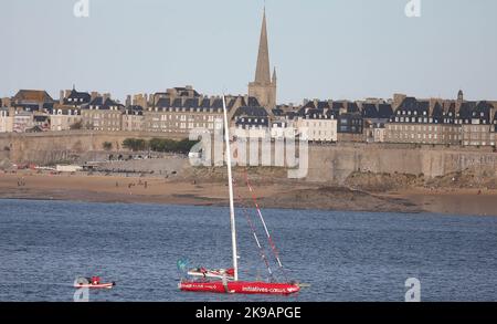 IMOCA, INITIATIVES COEUR, Skipper Samantha Davies during the pre start of the Route du Rhum-Destination Guadeloupe 2022, solo transatlantic race, Saint-Malo - Guadeloupe (6,562 kilometres) on October 26, 2022 in Saint-Malo, France - Photo: Laurent Lairys/DPPI/LiveMedia Stock Photo