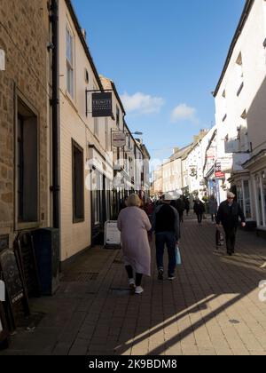 shoppers-in-finkle-street-in-the-centre-of-richmond-a-historic-north