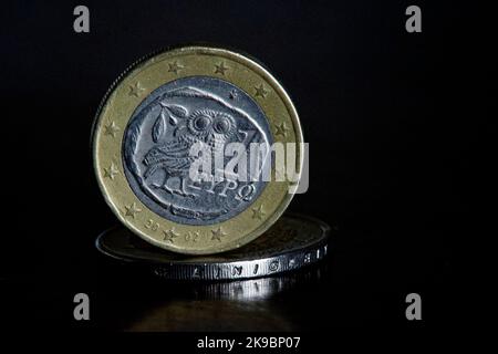 A 2002 Greek one euro coin with an owl symbol of the Greek mint in the center, with an 'S' lettara stamped on the star indicating that around fifty million pieces have been minted. Italia, 27 October, 2022. (photo by Vincenzo Izzo/Sipa USA) Stock Photo