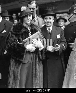 American actress Zasu Pitts arrving at Waterloo Station, London 1938 Stock Photo