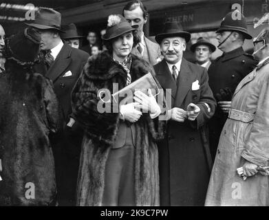 American actress Zasu Pitts arrving at Waterloo Station, London 1938 Stock Photo