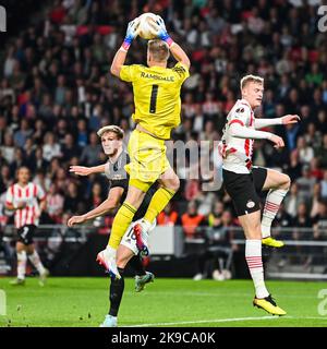 Eindhoven, Netherlands. 27th Oct, 2022. EINDHOVEN - Arsenal goalkeeper Aaron Ramsdale during the UEFA Europa League Group A match between PSV Eindhoven and Arsenal FC at Phillips Stadium on October 27, 2022 in Eindhoven, Netherlands. ANP OLAF KRAAK Credit: ANP/Alamy Live News Stock Photo