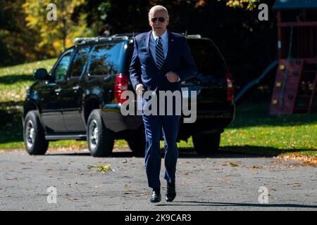 US President Joe Biden walks to board Marine One on the South Lawn of the White House in Washington, DC, USA. 27th Oct, 2022. President Biden is traveling to New York where he will deliver remarks on MicronÕs plan to invest in CHIPS manufacturing. Credit: Sipa USA/Alamy Live News Stock Photo