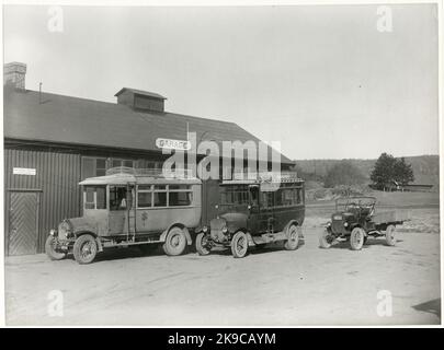 Two buses and a truck outside a garage in Dingle. State Railways, SJ. Stock Photo
