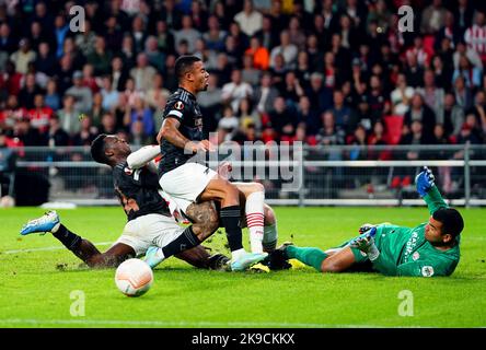 PSV Eindhoven goalkeeper Walter Benitez (right) and Arsenal's Gabriel Jesus battle for the ball during the UEFA Europa League Group A match at The Philips Stadium, Eindhoven. Picture date: Thursday October 27, 2022. Stock Photo