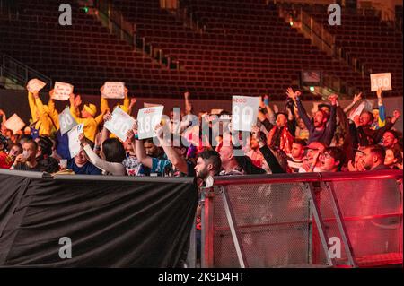 Dortmund, Germany. 27th Oct, 2022. Darts, European Darts Championship, European Darts Championship of the Professional Darts Corporation in the Westfalenhalle: Fans hold up signs saying '180'. Credit: David Inderlied/dpa/Alamy Live News
