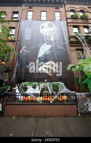 NEW YORK, NEW YORK - October 25, 2022: Jack Skellington from “The Nightmare Before Christmas” covers a townhouse in New York City, New York, Tuesday, Oct. 25, 2022. (Photo: Gordon Donovan) Stock Photo