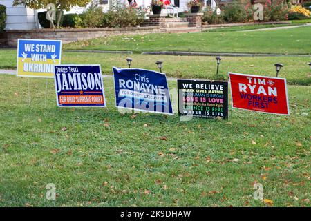 Front lawn adds for 2022 mid-term elections in Lakewood, Ohio Stock Photo