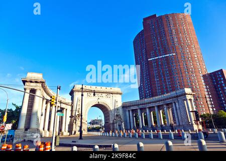 NEW YORK CITY - JULY 09: The triumphal arch and colonnade at the Manhattan entrance  on July 09, 2011 in New York City. Construction began 1910 and pl Stock Photo