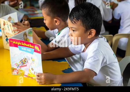 Filipino schoolchildren reading books Stock Photo