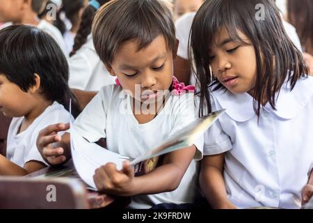 Filipino schoolchildren reading books Stock Photo