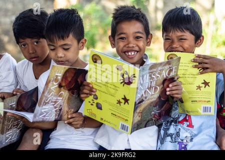 Filipino schoolchildren reading books Stock Photo