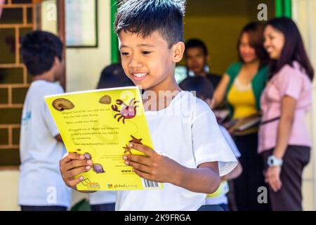 Filipino schoolchildren reading books Stock Photo