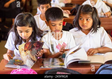 Filipino schoolchildren reading books Stock Photo