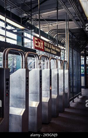 Yankee Stadium sign subway platform 161 , Stock Video