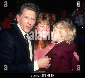 **FILE PHOTO** Jerry Lee Lewis Has Passed Away at 87. Jerry Lee Lewis & Kerrie McCarver with his son Jerry Lee Lewis III 1989 Photo By John Barrett/PHOTOlink.net /MediaPunch Stock Photo