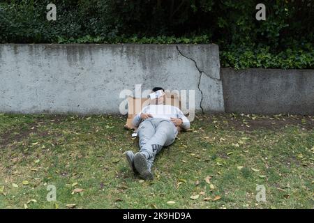 Santiago, Metropolitana, Chile. 28th Oct, 2022. A construction worker sleeps during his free hour, in Santiago, Chile. (Credit Image: © Matias Basualdo/ZUMA Press Wire) Stock Photo