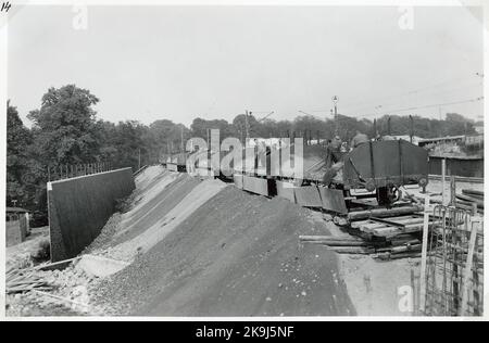 Construction of retaining walls for the railway bank in the construction of a new railway vigor across Norrtullsgatan. Located about 100 m east of the Eastern Land Fort in the New Video. The filling behind the wall is ongoing. Stock Photo