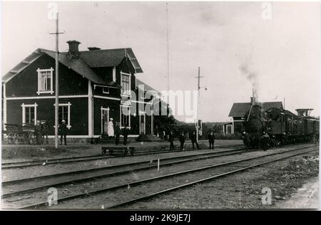 Station built in 1887. One and one -half -story station house in wood. Subsounded 1973. Bis track to Lindeby Hytta torn in 1951. Bis track to Haggruvan NBJ train, Norsholm - Bersbo Railway Stock Photo