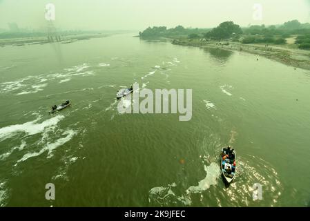 New Delhi, India. 28th Oct, 2022. NEW DELHI, INDIA - OCTOBER 28: Delhi authorities spray chemicals to dissolve toxic foam floating on the Yamuna river ahead of Chhath Puja at Kalindi Kunj Ghat on October 28, 2022 in New Delhi, India. (Photo by Sunil Ghosh/Hindustan Times/Sipa USA) Credit: Sipa USA/Alamy Live News Stock Photo