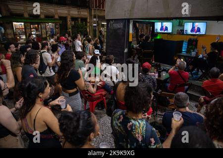 Rio De Janeiro, Brazil. 28th Oct, 2022. In a bar in the Lapa district, people watch the last TV debate between the two presidential candidates Da Silva and Bolsonaro. Credit: Fernando Souza/dpa/Alamy Live News Stock Photo