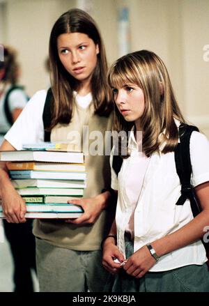 BEVERLEY MITCHELL and JESSICA BIEL in 7TH HEAVEN (1996), directed by BURT BACHARACH and TONY MORDENTE. Credit: Spelling Television / Album Stock Photo