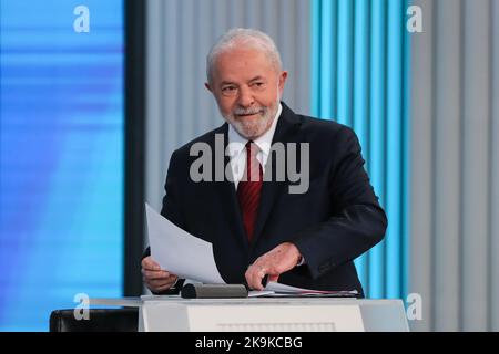 Rio De Janeiro, Brazil. 28th Oct, 2022. Former Brazilian President Luiz Inacio Lula da Silva participates in a presidential election TV debate in Rio de Janeiro, Brazil, on Oct. 28, 2022. On Sunday, more than 156 million Brazilians will go to the polls to vote for the next president and vice president, as well as governors and deputy governors in 12 states. The contested runoff pits President Jair Bolsonaro (Liberal Party), who is seeking reelection, against former president Luiz Inacio Lula da Silva (Workers' Party). Credit: Wang Tiancong/Xinhua/Alamy Live News Stock Photo