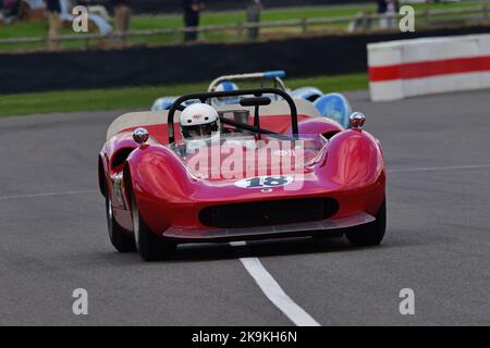 Andrew Wareing, McLaren-Chevrolet M1B, Whitsun Trophy, Whitsun Trophy, twenty five minutes of racing for unlimited sports cars that competed in events Stock Photo