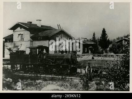 Robertsholm station before the name change to Hofors. In front of the station house is the Gävle-Dala Railway steam locomotive GDJ Lok 4 'Norden', and station man Olof Wallström, born 1836, died 26/6 1884. Employed 1/5 1861. Stock Photo