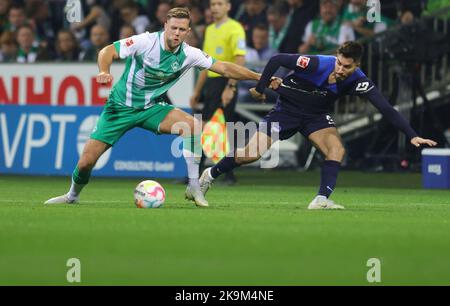 Bremen, Deutschland. 28th Oct, 2022. firo : 28.10.2022, football, soccer, 1st league, first 1st federal league, season 2022/2023, SV Werder Bremen - Hertha BSC Berlin 1: 0 Niclas Fullkrug, duels Credit: dpa/Alamy Live News Stock Photo