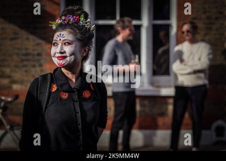 London, UK. 29th October, 2022. London’s Day of the Dead Festival. The Mexican tradition is experienced on Columbia Road in east London with locals dressing in vibrant and striking facial make-up forming a colourful parade celebration. Credit: Guy Corbishley/Alamy Live News Stock Photo