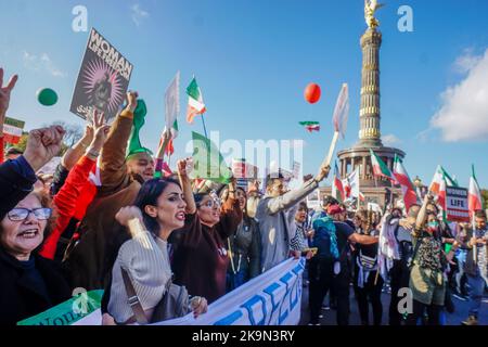 Großdemo gegen das Regime der Mullahs im Iran. Auslöser der Demonstrationen war der Tod der 22-jährigen Masha Amini.   22.10.2022, Berlin-Mitte, Tierg Stock Photo