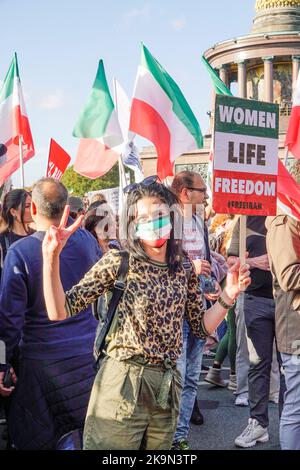 Großdemo gegen das Regime der Mullahs im Iran. Auslöser der Demonstrationen war der Tod der 22-jährigen Masha Amini.   22.10.2022, Berlin-Mitte, Tierg Stock Photo