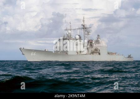 The guided-missile cruiser USS Hue City (CG 66) Stock Photo