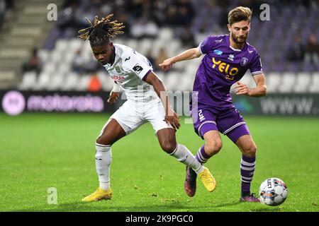 RSCA Futures's Enock Agyei and Beerschot's Jan Van den Bergh pictured in action during a soccer match between K. Beerschot V.A. and RSCA Futures, Saturday 29 October 2022 in Antwerp, on day 11 of the 2022-2023 'Challenger Pro League' first division of the Belgian championship. BELGA PHOTO JILL DELSAUX Credit: Belga News Agency/Alamy Live News Stock Photo