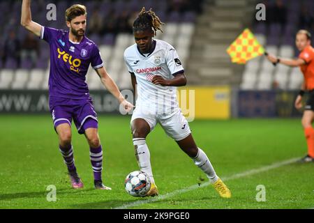 Beerschot's Jan Van den Bergh and RSCA Futures's Enock Agyei pictured in action during a soccer match between K. Beerschot V.A. and RSCA Futures, Saturday 29 October 2022 in Antwerp, on day 11 of the 2022-2023 'Challenger Pro League' first division of the Belgian championship. BELGA PHOTO JILL DELSAUX Credit: Belga News Agency/Alamy Live News Stock Photo