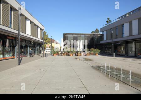 Niddaplatz with water features in Bad Vilbel, Wetterau, Hesse, Germany Stock Photo