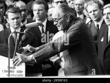 The traditional commemoration ceremony Flowers for Stukenbrock, here on 01. 09. 1973 the anti-war day in Stukenbrock near Bielefeld- the Nazi victims Stock Photo