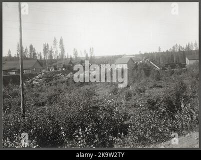 The barracks community on the eastern beach and the stone crushing lineup, during the construction of the Tallberg Bridge over the Öre River. Stock Photo