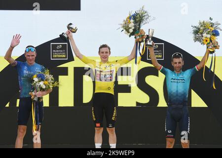 Singapore, Singapore. 30th Oct, 2022. First place Danish rider Jonas Vingegaard (C) of Team Jumbo-Visma, second place British rider Chris Froome (L) of Team Israel-Premier Tech and third place Italian rider Vincenzo Nibali of Team Astana Qazaqstan celebrate at the victory ceremony of the Tour de France Singapore Criterium held at the Marina Bay, Singapore, on Oct. 30, 2022. Credit: Then Chih Wey/Xinhua/Alamy Live News Stock Photo