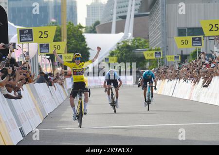 Singapore, Singapore. 30th Oct, 2022. Danish rider Jonas Vingegaard (L) of Team Jumbo-Visma celebrates after winning the Tour de France Singapore Criterium held at the Marina Bay, Singapore, on Oct. 30, 2022. Credit: Then Chih Wey/Xinhua/Alamy Live News Stock Photo