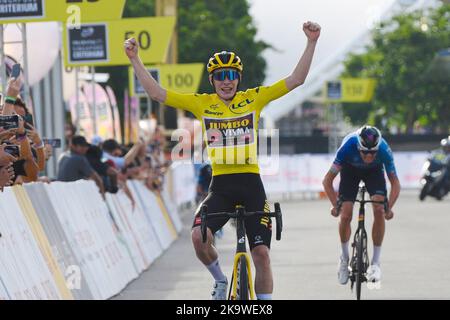 Singapore, Singapore. 30th Oct, 2022. Danish rider Jonas Vingegaard (L) of Team Jumbo-Visma celebrates after winning the Tour de France Singapore Criterium held at the Marina Bay, Singapore, on Oct. 30, 2022. Credit: Then Chih Wey/Xinhua/Alamy Live News Stock Photo