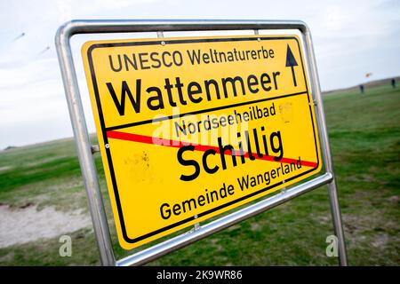 29 October 2022, Lower Saxony, Schillig: A sign with the inscription 'UNESCO Wadden Sea World Heritage' stands on the beach of the North Sea spa in the municipality of Wangerland. Photo: Hauke-Christian Dittrich/dpa Stock Photo