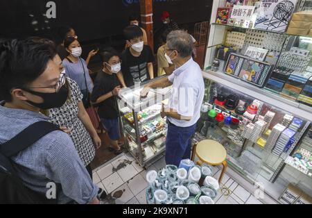 Cheung Shun-king, Mahjong tile artisan and owner of Biu Kee Mah-Jong, serves customers at Biu Kee Mah-Jong in Jordan. The old mahjong tile shop is forced to close at the end of October as it is evicted by the Buildings Department.  06OCT22 SCMP/ Edmond So Stock Photo