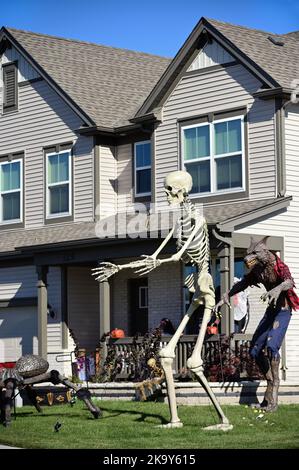 South Elgin, Illinois, USA. Its that time of year where ghosts, goblins, pumpkins, black cats and even giant skeletons make an annual appearance. Stock Photo