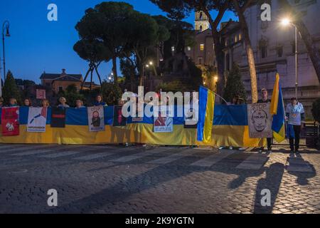 Rome, Italy. 30th Oct, 2022. Rome 30/10/22: Sit-in via dei Fori imperiali, of the Ukrainian community against the Russian aggressor. Ps: the photo can be used in compliance with the context in which it was taken, and without the defamatory intent of the decorum of the people represented. Credit: Independent Photo Agency/Alamy Live News Stock Photo